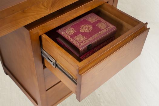 Escritorio fabricado en madera de cerezo en estilo Contemporáneo 