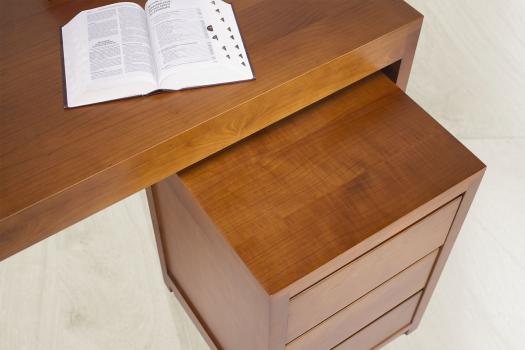 Escritorio fabricado en madera de cerezo en estilo Contemporáneo 