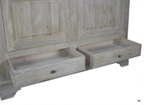 Armario de 2 puertas y 2 cajones fabricado en madera de roble macizo al estilo Louis Philippe acabado Cepillado