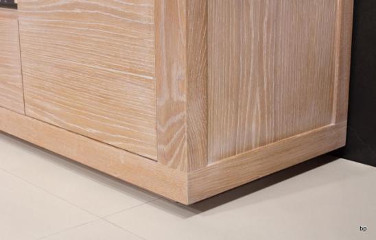 Mueble de tv Mathis fabricado en madera macizo en estilo contemporáneo 