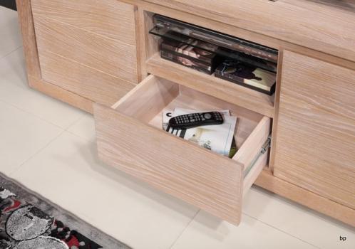 Mueble de tv Mathis fabricado en madera macizo en estilo contemporáneo 