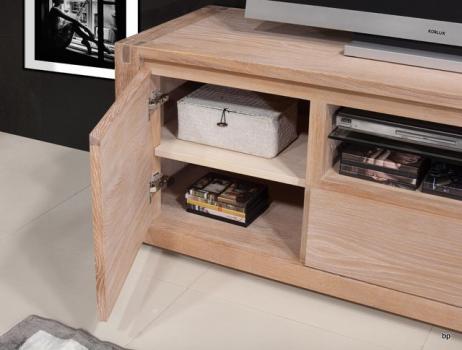 Mueble de tv Mathis fabricado en madera macizo en estilo contemporáneo 