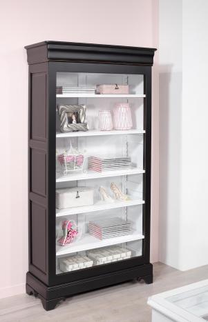Armario vitrina Madeleine fabricada en madera de cerezo macizo al estilo Louis Philippe 