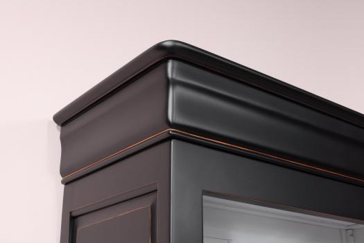 Armario vitrina Madeleine fabricada en madera de cerezo macizo al estilo Louis Philippe 