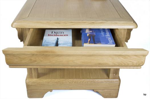 Mesa auxiliar Inês  fabricada en madera de roble de estilo Louis Philippe con 1 cajón