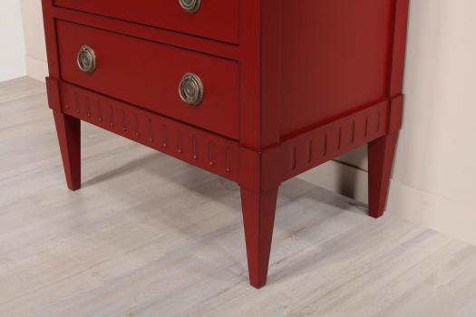 Cómoda Judith con 5 cajones fabricada en madera de cerezo macizo estilo Directoire acabado patinado rojo