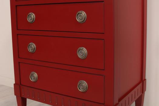 Cómoda Judith con 5 cajones fabricada en madera de cerezo macizo estilo Directoire acabado patinado rojo
