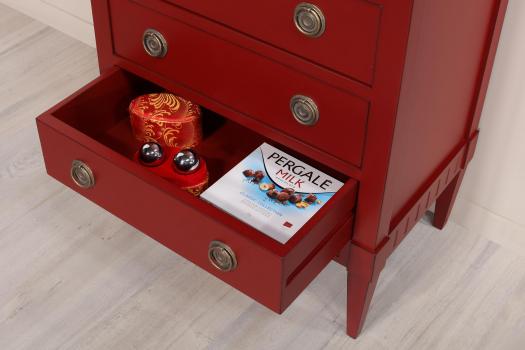Cómoda Judith con 5 cajones fabricada en madera de cerezo macizo estilo Directoire acabado patinado rojo