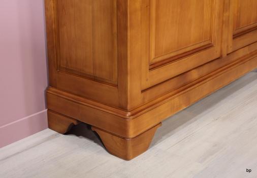 Aparador  Ingrid con 2 puertas fabricado en madera maciza de cerezo al estilo Louis Philippe