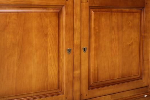Aparador  Ingrid con 2 puertas fabricado en madera maciza de cerezo al estilo Louis Philippe