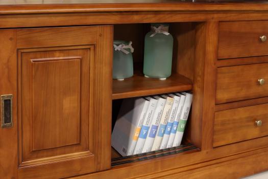 Mueble TV Lise 16/9 fabricada en madera maciza de cerezo estilo Louis Philippe con 4 puertas y 3 cajones