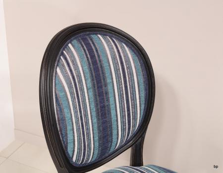 Silla fabricada en madera de roble macizo estilo Louis XV acabado cepillado negro