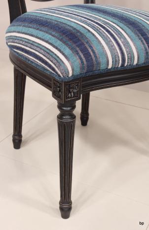 Silla fabricada en madera de roble macizo estilo Louis XV acabado cepillado negro