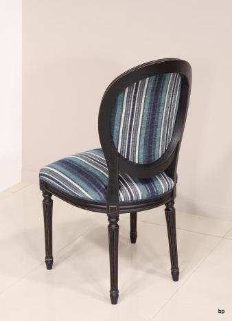 Silla fabricada en madera de roble macizo estilo Louis XV acabado cepillado negro