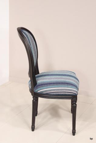 Silla fabricada en madera de roble macizo estilo Louis XV acabado cepillado negro