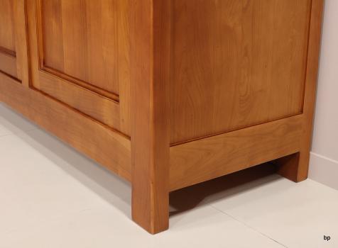 Aparador con 3 puertas y 4 cajones fabricado en madera de Cerezo macizo estilo rústico