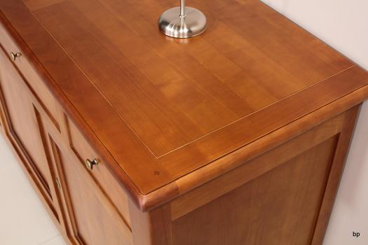 Aparador con 3 puertas y 4 cajones fabricado en madera de Cerezo macizo estilo rústico