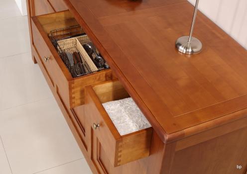 Aparador con 3 puertas y 4 cajones fabricado en madera de Cerezo macizo estilo rústico
