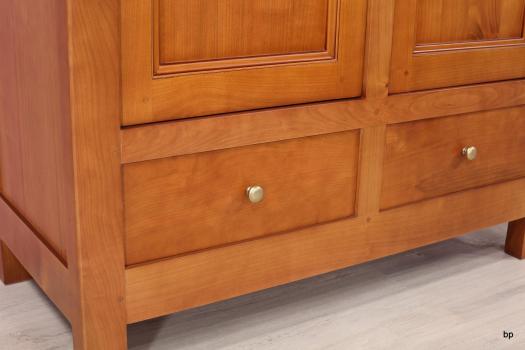 Armario de  2 puertas y  2 cajones fabricado en madera de Cerezo maciza de estilo Rústico