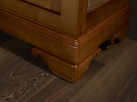 Armario Vitrina de 1 puerta y 1 cajón fabricado en madera de Cerezo macizo en estilo Louis Philippe 