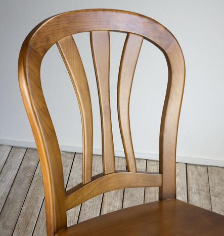 Silla Alice fabricada en madera de cerezo macizo en estilo Louis Philippe asiento de madera maciza