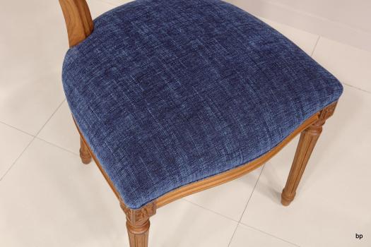 Silla fabricada en madera de roble macizo estilo Louis XV acabado cepillado dorado