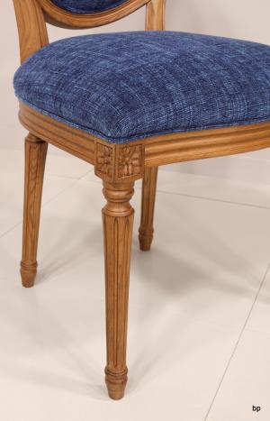 Silla fabricada en madera de roble macizo estilo Louis XV acabado cepillado dorado
