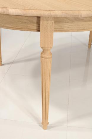 Mesa de comedor ovalada fabricada en madera de roble macizo al estilo Luis XVI con 2 extensiones 