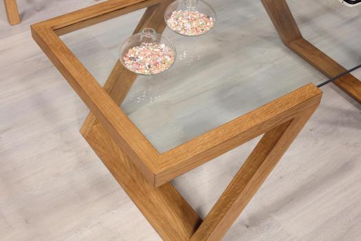 Mesa de centro Tanguy fabricada en madera de roble macizo estilo contemporáneo cristal securit
