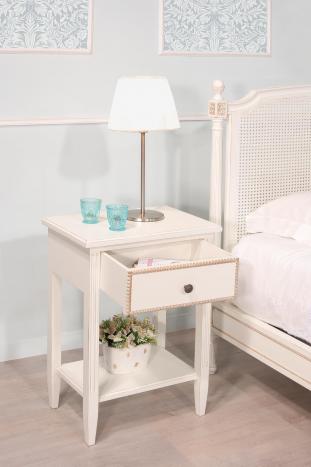 Mesilla de noche Victoria estilo Luis XVI en madera de cerezo con acabado de lino envejecido