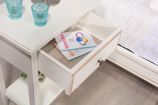 Mesilla de noche Victoria estilo Luis XVI en madera de cerezo con acabado de lino envejecido