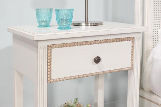 Mesilla de noche Victoria estilo Luis XVI en madera de cerezo con acabado de lino envejecido