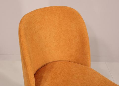 Silla Eduardo fabricada en madera de cerezo macizo, asiento y respaldo tapizados de estilo Contemporáneo