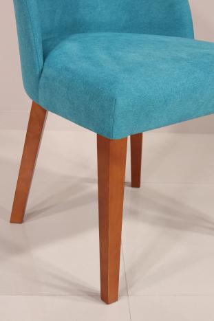 Silla Eduardo fabricada en madera de cerezo macizo,  asiento y respaldo tapizados de estilo Contemporáneo