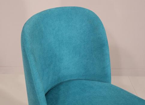 Silla Eduardo fabricada en madera de cerezo macizo,  asiento y respaldo tapizados de estilo Contemporáneo
