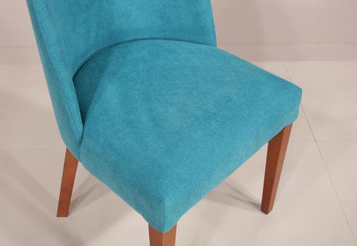 Silla Eduardo fabricada en madera de cerezo macizo,  asiento y respaldo tapizados de estilo Contemporáneo