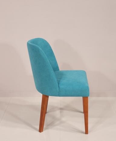 Silla Eduardo fabricada en madera de cerezo macizo,  asiento y respaldo tapizados de estilo Contemporáneo