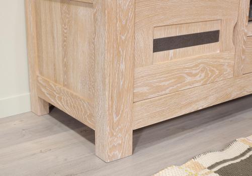 Mueble de TV Adriana fabricado en madera de roble macizo con 1 puerta y 1 cajón de estilo contemporáneo