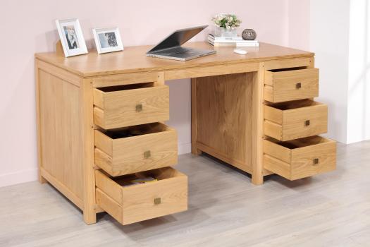 Escritorio Adrien de 6 cajones fabricado en madera de roble macizo en estilo contemporáneo