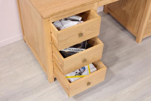 Escritorio Adrien de 6 cajones fabricado en madera de roble macizo en estilo contemporáneo
