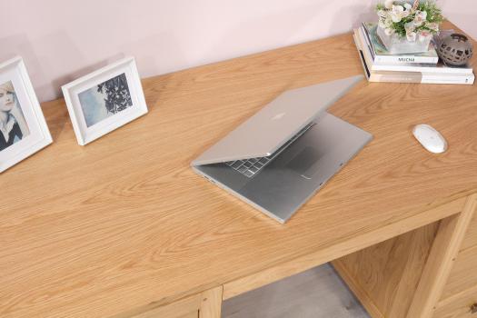 Escritorio Adrien de 6 cajones fabricado en madera de roble macizo en estilo contemporáneo