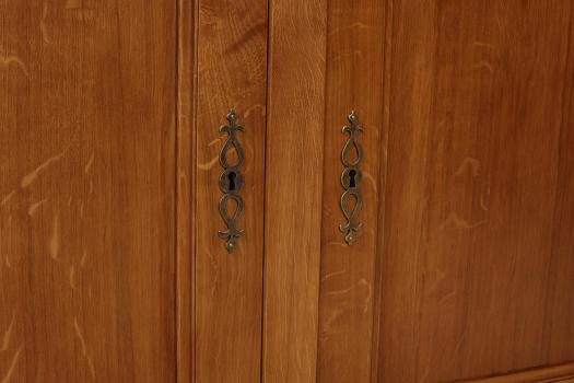 Aparador 3 puertas Yann fabricado en madera de roble macizo estilo Rústico