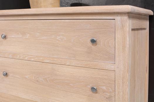 Cómoda Patrice de 3 cajones,fabricada en madera de roble macizo estilo Contemporáneo cepillado