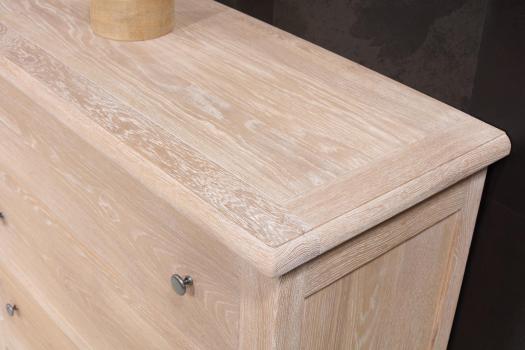 Cómoda Patrice de 3 cajones,fabricada en madera de roble macizo estilo Contemporáneo cepillado