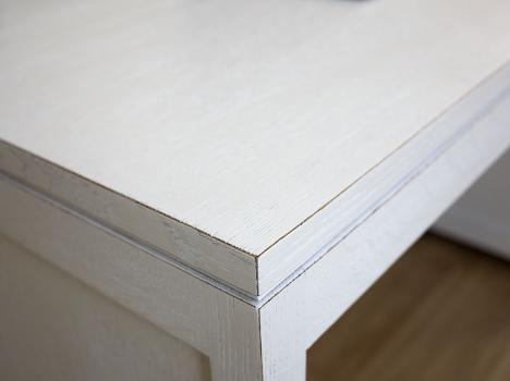 Escritorio Contemporáneo fabricado en madera de Roble macizo con su pedestal de 3 cajones sobre ruedas