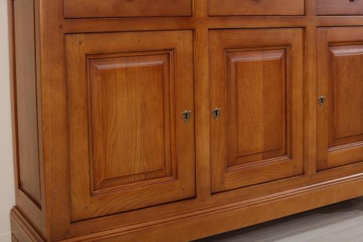 Aparador comedor Hugo de 3 puertas y 6 cajones, fabricado en madera de roble macizo estilo Louis Philippe