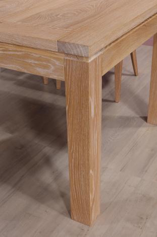 Mesa de comedor rectangular Theo fabricada en madera de Roble macizo en estilo Contemporáneo