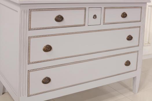 Cómoda Victoria de 5 cajones fabricada en madera de cerezo macizo al estilo Luis XVI acabado en pátina Gris Perla