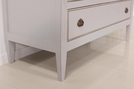 Cómoda Victoria de 5 cajones fabricada en madera de cerezo macizo al estilo Luis XVI acabado en pátina Gris Perla