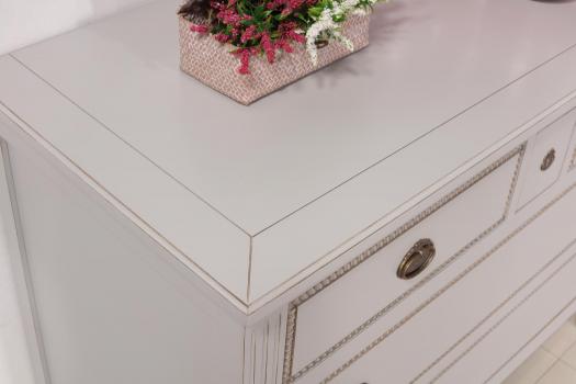 Cómoda Victoria de 5 cajones fabricada en madera de cerezo macizo al estilo Luis XVI acabado en pátina Gris Perla